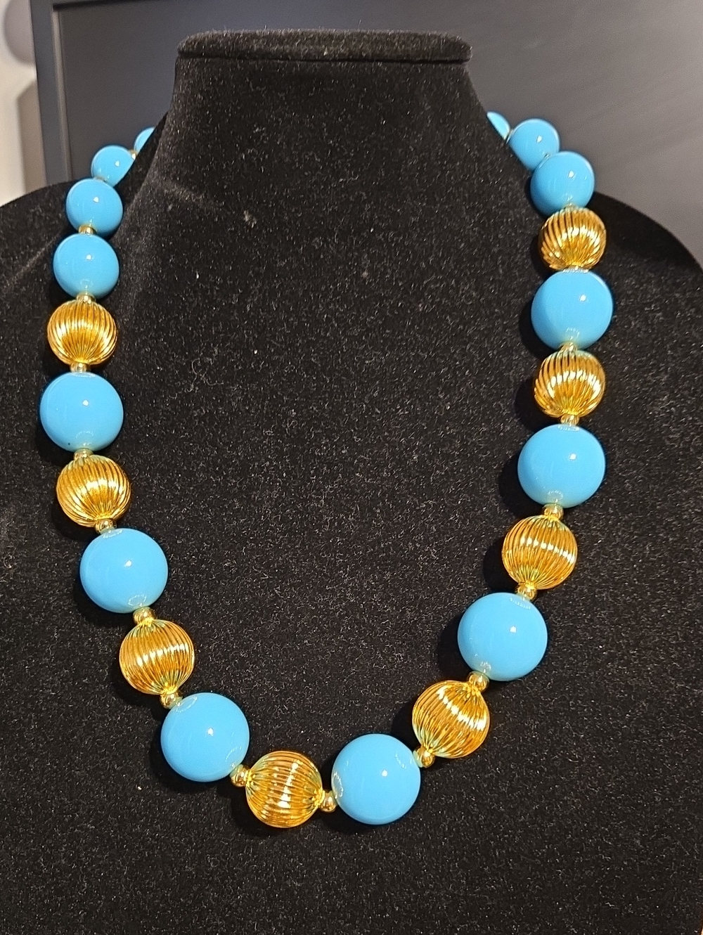 Vintage Joan Rivers Classics Collection Chunky Faux Turquoise & Gold Bead Neclac